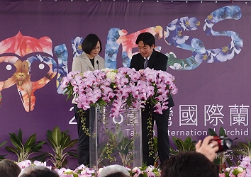 農委會陳副主委上台致詞勉勵，隨後由賴清德市長及總統當選人蔡英文共同宣布本次蘭花競賽全場總冠軍，現場掌聲如雷 