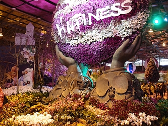 本次蘭展主打的幸福主題，希望大家都能「猴 (Hold) 住幸福」，壯觀的花藝造景讓人嘆為觀止、目不暇給