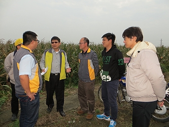 王仕賢場長與福壽實業人員討論硬質玉米產業