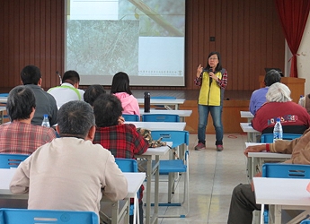 本場鄭安秀課長在安定區農會講授蘆筍病蟲害管理