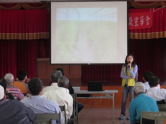 本場吳雅芳助理研究員在西港區農會講授蘆筍健康管理