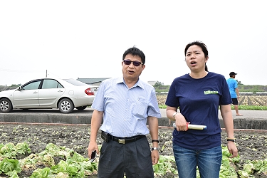 王仕賢場長與麥寮果菜生產合作社郭淑芬經理 ( 右 ) 討論應用拖車平台進行不落地作業之未來改進重點 