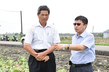 王仕賢場長與新湖合作農場陳清山理事主席 ( 左 ) 討論應用輸送帶進行不落地作業之未來改進重點