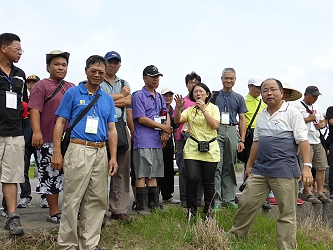 台南市無米樂稻米促進會張美雪總幹事及本場羅分場長向學員介紹稻米產銷專業區