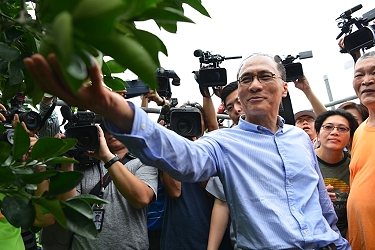 林全院長至園區視察觀察及瞭解文旦柚生長及災損狀況