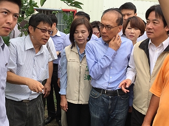 王仕賢場長說明本場推廣並廣為農民採用的柑橘窄胸天牛木板誘引產卵技術