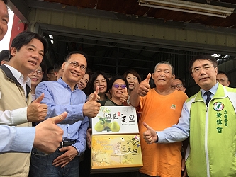 林全院長豎起大拇指為柚農加油打氣