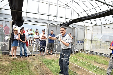 農機研究室鍾瑞永主持人在操作現場解說及回答問題