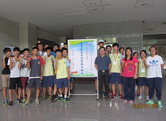 嘉大園藝技藝中心張岳隆主任與同學們開心合影 