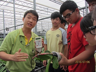 一心生物科技公司王炳勲場長示範水份測定儀操作方式