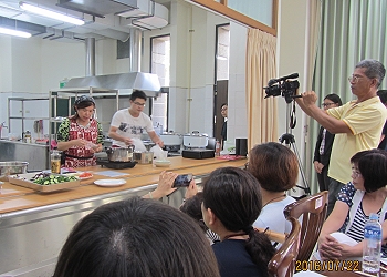 為了讓大家能清楚看到老師的示範操作，現場架設攝影機實況錄影 