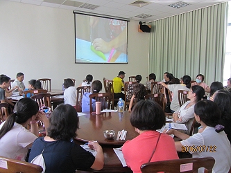 投影至另一側布幕，讓學員清楚觀看老師示範步驟