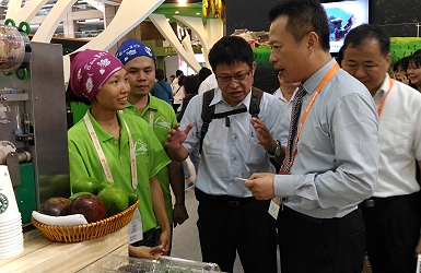 翁章梁副主委關心青農陳瀅淨展售狀況 