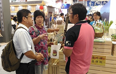 王仕賢場長及楊藹華課長關心青農盧傳期展售狀況