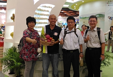 王場長、楊課長及王裕權課長共同推薦青農溫偉毅展售的優質農產品