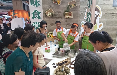 阿芳老師指導菱成粽藝坊在料理小教室示範「古早味菱角蔥油拌飯」 ( 胡正成攝 ) 