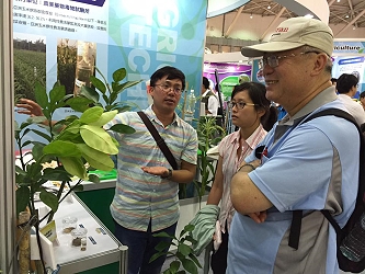 陳前主委保基蒞臨本場展示攤位