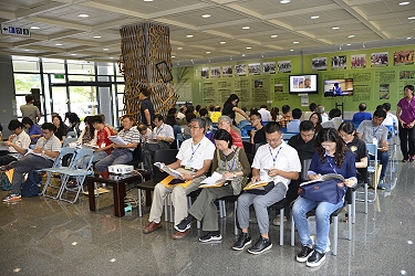 推廣課大廳第二會場雙面均架設電視、投影機轉播畫面