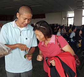 會後農友與江汶錦助研員討論問題