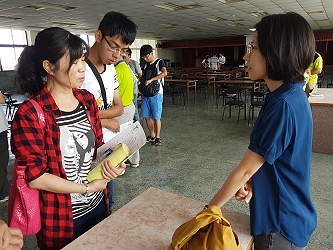 蔡孟旅助研員現場解答農友問題