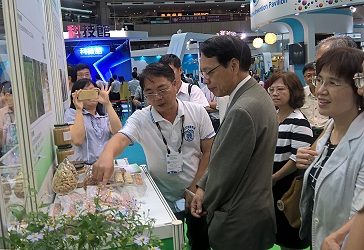 陳國憲助理研究員向廖安定主秘介紹研發成果落花生臺南 18 號