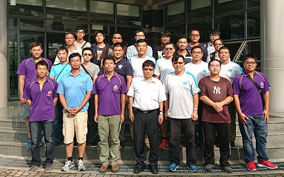 王仕賢場長和參與研習的24位青農合影