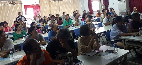 農友都很認真聽講，不時點頭附和 