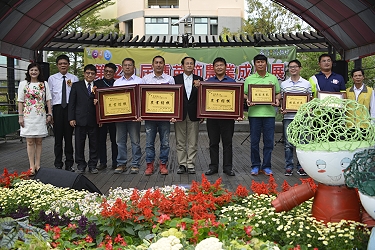 轄區內十大神農及模範農民獲獎人與主委、場長及貴賓合影