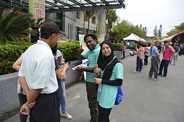 亞蔬中心 派出外籍研究人員在現場與民眾互動 