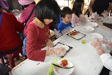 不少家長帶著小朋友一起動手壽司 DIY 