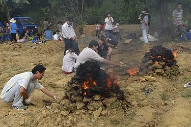 親子焢窯活動 一大早一家人就開始起窯、燒窯
