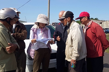 吳昭慧副研究員向農民說明大豆災後復耕管理