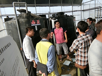 陳鳳義農友現場解說水質處理系統安裝、使用的相關問題