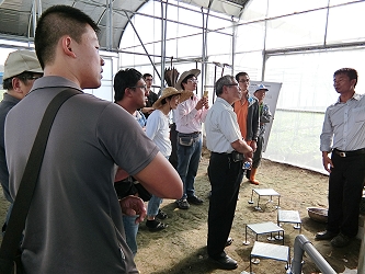 虎尾鎮農會推廣部蔡武吉主任與參觀民眾分享水質處理設備管理經驗