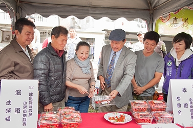 曹主委與張花冠縣長嘉勉小果番茄比賽冠軍與季軍農友 