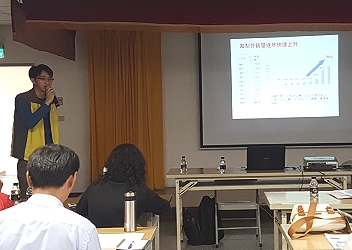 黃士晃助理研究員說明鳳梨栽培管理