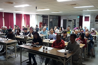 現場專心聽講的農友們