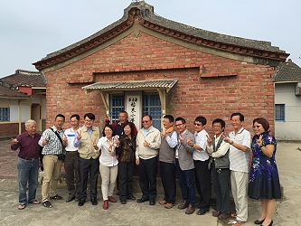 林主委在無米樂「稻米小學堂」前與工作人員合影