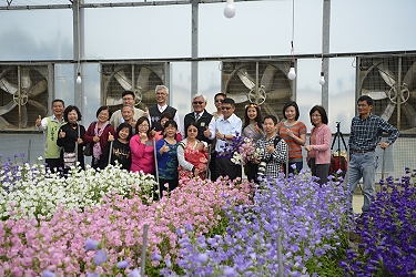 現場參觀民眾與李 縣長、王場長合影留念