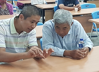 講師江汶錦認真回覆農友提問