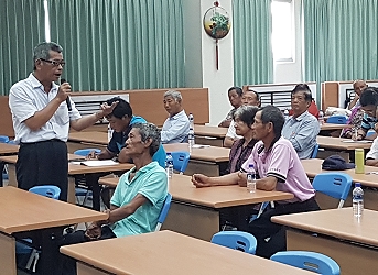 講師吳炳奇與農友互動