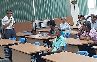 講師江汶錦與農友互動