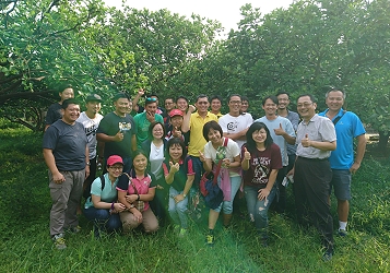 青年農民與李佳翰合影