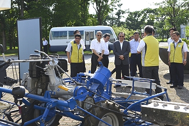 鍾瑞永課長說明自動化省工機械研發成果