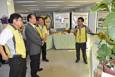 謝明憲站長說明設施環控的研發成果