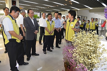 楊藹華課長說明本場品種與技術的開發