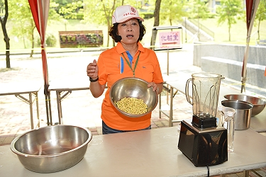 台南市廚師工會詹小華老師解說五穀豆花製作