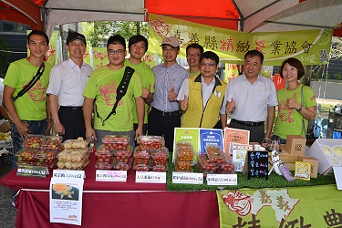 陳副主委與嘉義縣精緻農業協會的青農合影