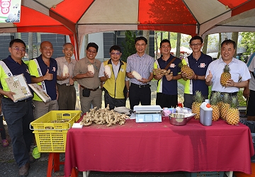 陳吉仲副主委、張致盛處長、王仕賢場長、林良懋處長推廣嘉義青農產品