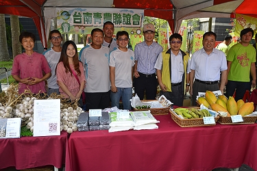 陳吉仲副主委、張致盛處長、王仕賢場長與臺南青農合影